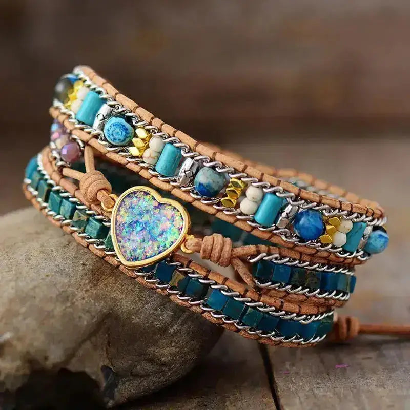 Pulsera de cuero con ópalo y corazón azul