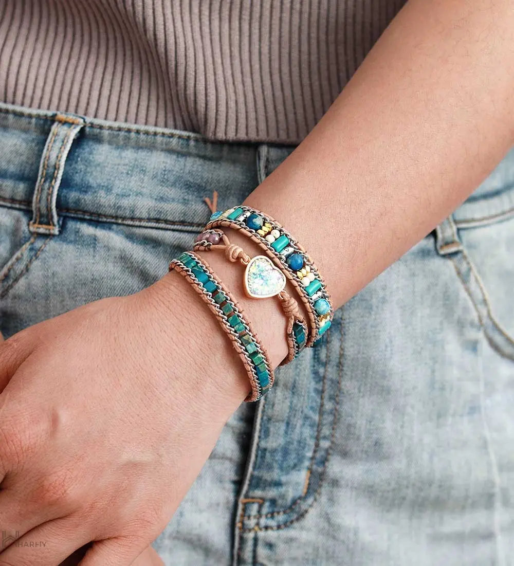 Pulsera de cuero con ópalo y corazón azul